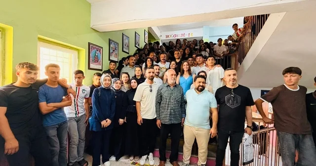 20 yıldır görev yaptığı okuldan alkışlar eşliğinde hüzünle ayrıldı Diyarbakır Haberleri