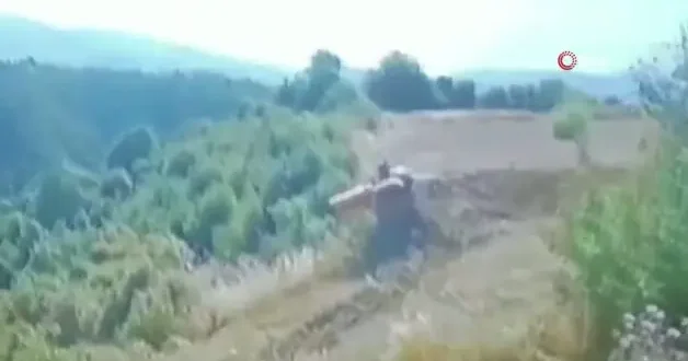 Traktör altında kalan çiftçinin hayatını kaybettiği kaza anı güvenlik kamerasında