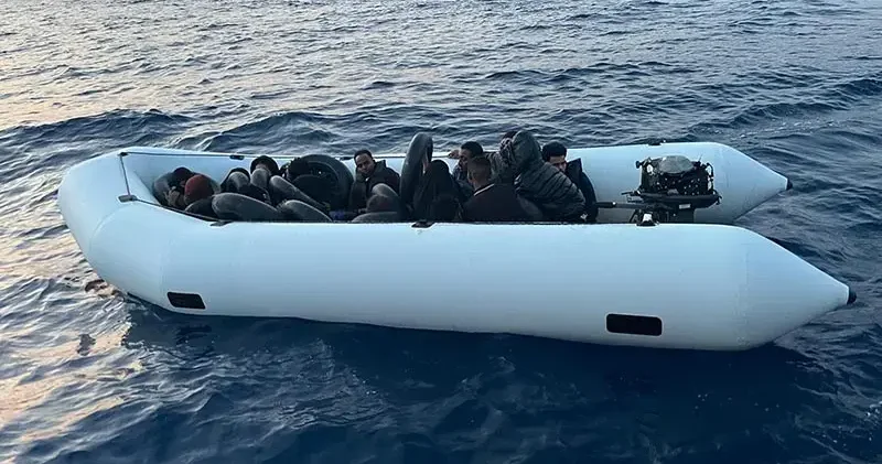 Kuşadası nda sürüklenen lastik bottaki 18 kaçak göçmen kurtarıldı