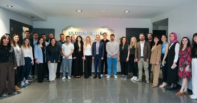 Genç yetenekler iş dünyasına hazırlanıyor Uludağ Enerji nin 2024 yılında hayata geçirdiği Genç Yetenek Programı kapsamında bugüne kadar 60 yetenek elçisi profesyonel iş yaşamını deneyimleme fırsatı buldu. Bursa Haberleri