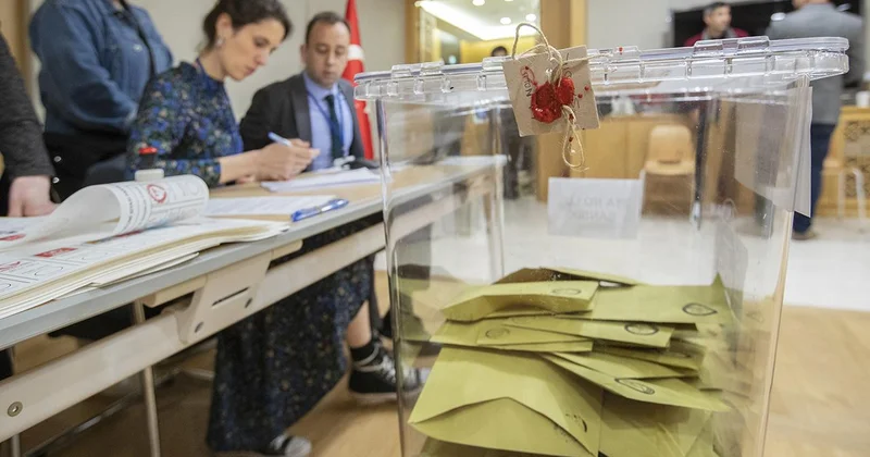 Güney Kore de oy pusulası yetersizliğini soruşturan polis, seçim komisyonuna baskın düzenledi