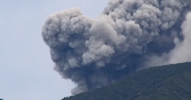 Endonezya’da Marapi Yanardağı patladı: Gökyüzüne 2 kilometrelik kül bulutu yükseldi VİDEO İZLE