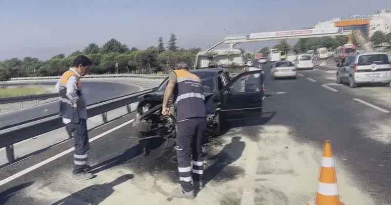 Büyükçekme de 2 servis minibüsü ve bir otomobilin karıştığı kazada 4 kişi yaralandı