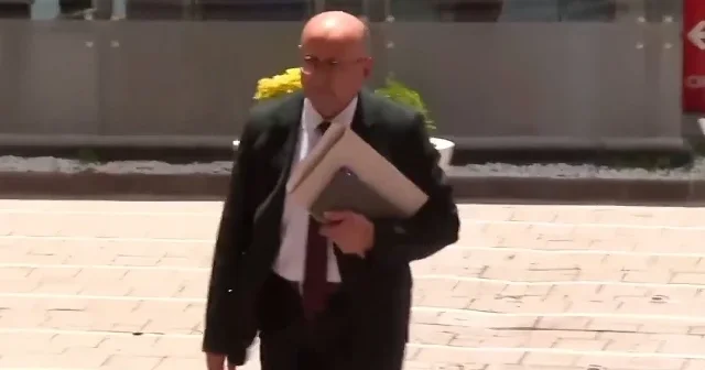 Mustafa Biçer Özgür Özel’e yakın 28 Parti Meclisi üyesinin istifa dilekçesini CHP Genel Merkezi’ne getirdi VİDEO İZLE