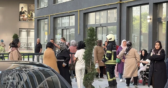 20 katlı binada yangın paniği: Bina sakinleri sokağa döküldü Üçüncü kez yanlış alarm veren yangın sensörü bina sakinlerinin tepkisini çekti Kayseri Haberleri