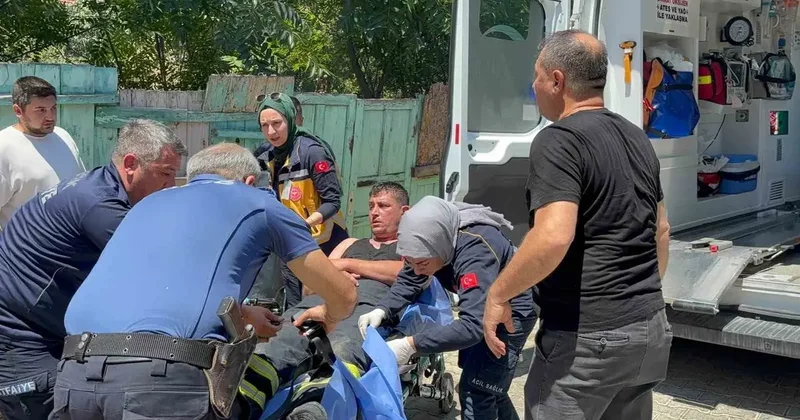 Çatı yangınına müdahale ederken bir alt kata düşen itfaiyeci yaralandı