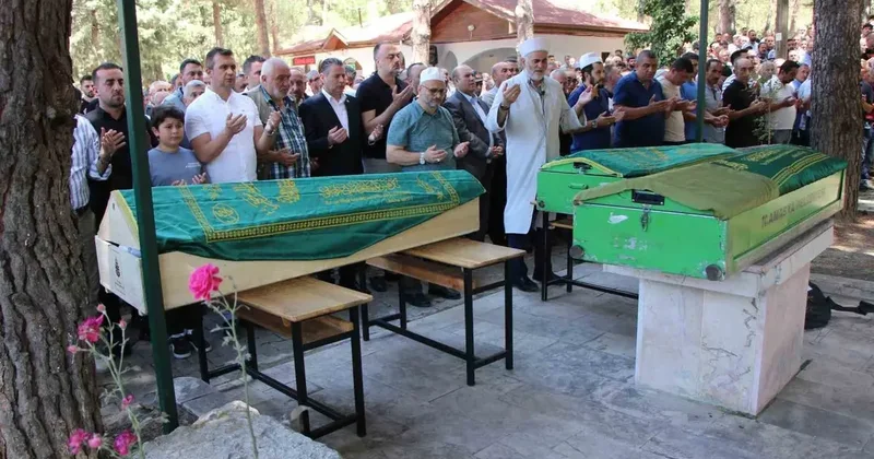 Cenaze dönüşü kazada hayatını kaybeden anne ve 2 oğlu son yolculuklarına uğurlandı