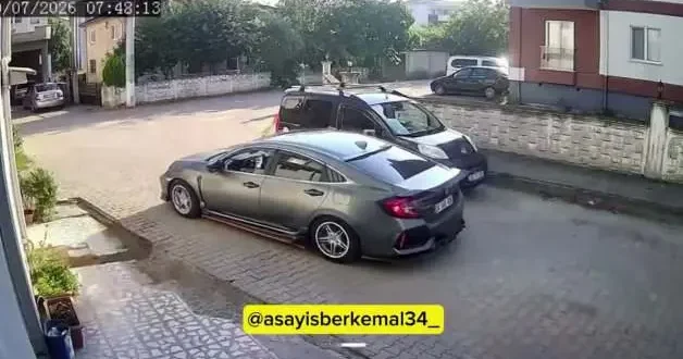 Yürek burkan görüntü: Sokağa bıraktığı kedi aracının altında ezildi