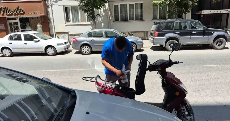 Plakasız elektrikli motosikleti bağlanan sürücü denetime girdiği caddeden taksi ile çıktı