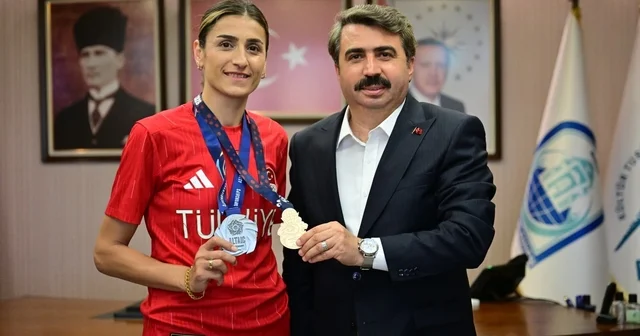 Milli tekvandocu Hatice Kübra İlgün, madalya sevincini yıldırım belediye başkanı oktay yılmaz la paylaştı Bursa Haberleri Habertürk Yerel Haberler