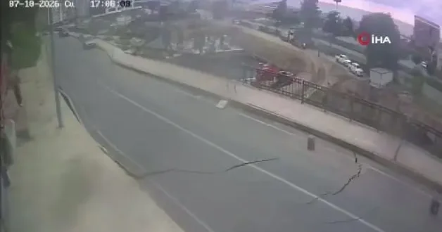 Rize’de yolun çökme anı güvenlik kamerasına yansıdı