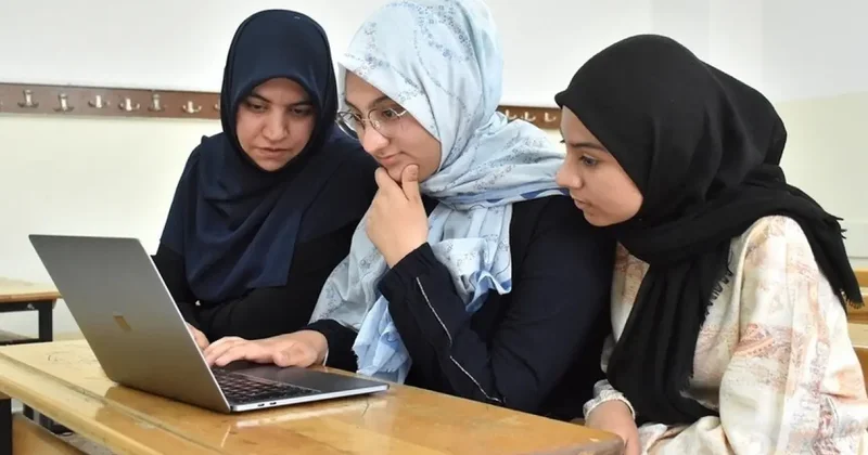 LGS sınavında 500 tam puan alan Meryem in hedefi Kartal Anadolu İmam Hatip Lisesi