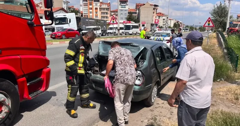 Kamyonun çarptığı otomobildeki 2 çocuk yaralandı