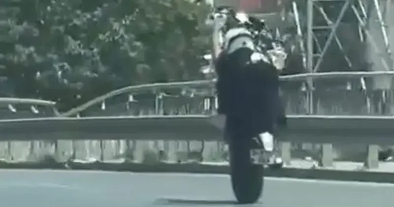 Esenyurt’ta motosikletlinin tek teker üzerinde tehlikeli yolculuğu kamerada