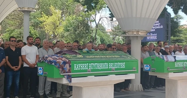 Düğün dönüşü kazada ölen çift ile çocukları Kayseri de toprağa verildi Kayseri Haberleri Habertürk Yerel Haberler