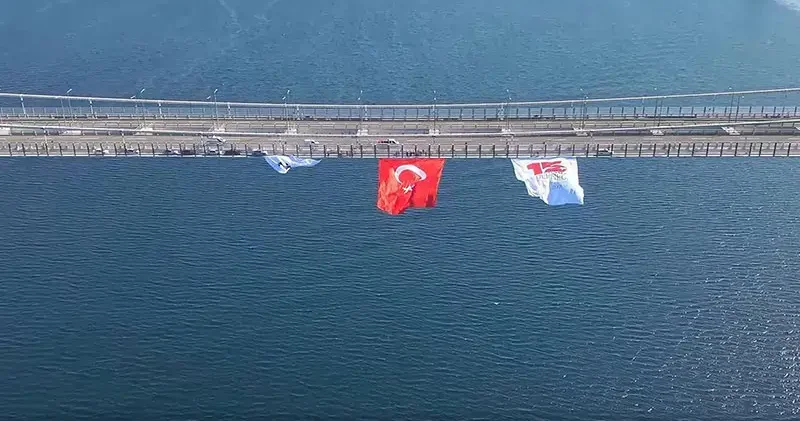 1915 Çanakkale Köprüsü’ne Türk bayrağı asıldı