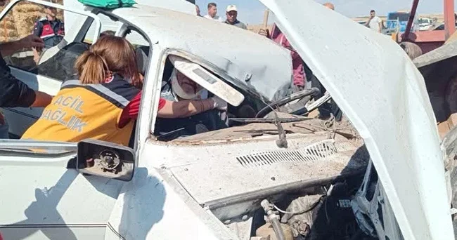 Çankırı da otomobil traktöre çarptı: 3 kişi hayatını kaybetti