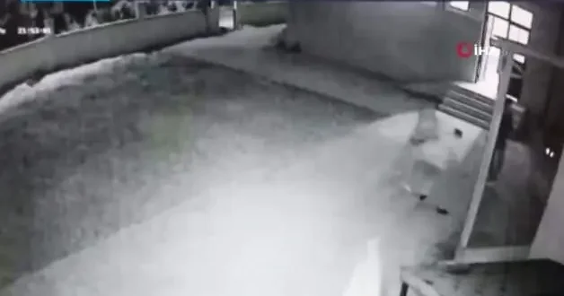 Alkol alıp cami avlusunda uygunsuz hareketler yapan çift kendilerini uyaran imamı dövdü
