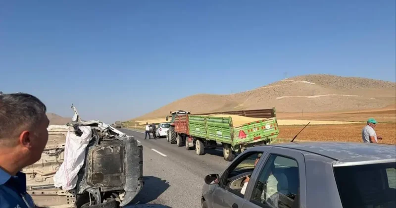 Karaman’da traktörün römorkuna çarpan otomobil devrildi: 1 yaralı