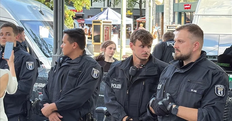 Tartıştığı kasiyerin boğazına bıçağı dayadı: Polis elinden 11 saat sonra alabildi Sözcü Gazetesi