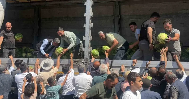 Hayırsever çiftçi 30 ton karpuzu ücretsiz dağıttı