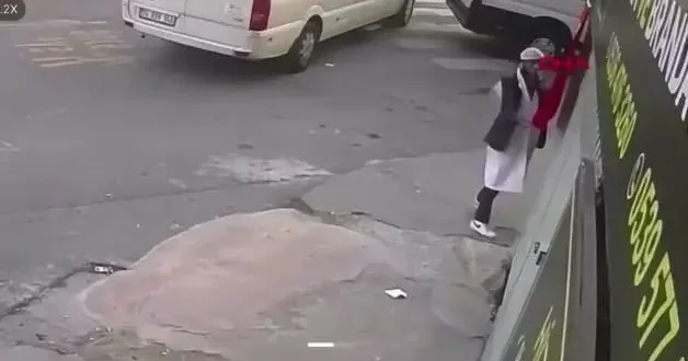 Türk bayrağını söküp yere atmıştı! Yakalandı, bahanesi pes dedirtti!