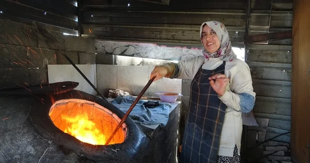 Ekmek parasını kavurucu sıcakta tandır ateşinin içinden çıkaran kadınlar sıcağa dayanabilmek için litrelerce su tüketiyorlar Hatay Haberleri Habertürk Yerel Haberler