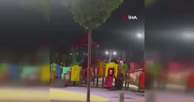 Aksaray’da bu kadar da olmaz dedirten görüntüler: Oyun parkına motosikletle çıktılar!