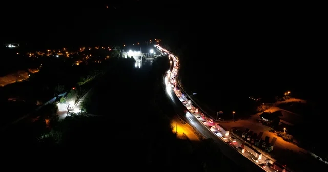 Yol çalışması ve trafik kazası birleşince Sakarya D 650 karayolunda trafik kilitledi Park edecek yer bulan kendini aracından dışarı attı, akaryakıt istasyonları doldu taştı Sakarya Haberleri Habertürk Yerel Haberler
