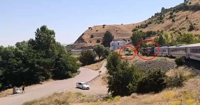 Yolcu treni hemzemin geçitte otomobile çarptı; kaza kamerada Elazığ Haberleri Habertürk Yerel Haberler