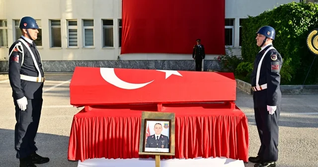 Şehit Uzman Çavuş Mehmet Demirbaş için Eskişehir de tören düzenlendi Vali Dr. Erdinç Yılmaz şehidin ailesine ve yakınlarına başsağlığı diledi Eskişehir Haberleri Habertürk Yerel Haberler