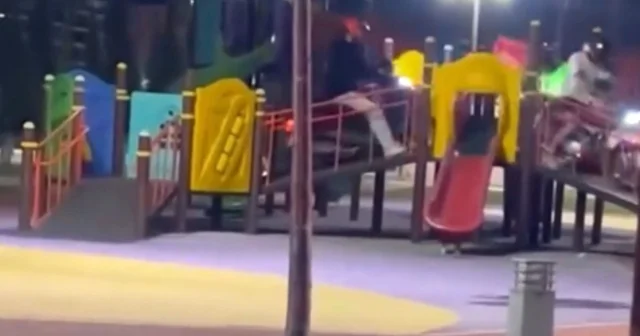Çocuk parkında, motosikletleriyle oyun grubundaki parkura çıkan 2 kuryeye 146 bin TL ceza Aksaray Haberleri Habertürk Yerel Haberler