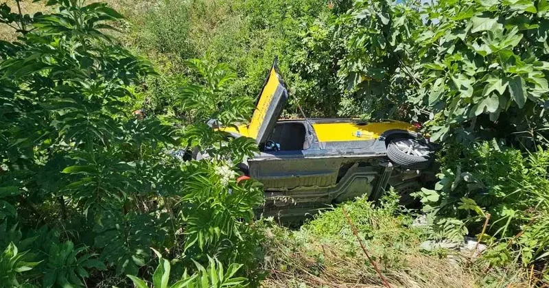 Sapanca’da otomobil ile taksi çarpıştı: Dereye yuvarlanan taksinin sürücüsü yaralandı