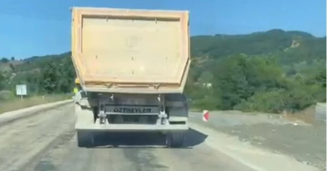 Hafriyat kamyonundan fırlayan taşın otomobilin camını kırdığı anlar kamerada Düzce Haberleri Habertürk Yerel Haberler