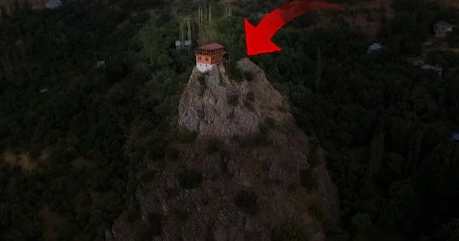 Ünlü filmin çekildiği ev satılığa çıktı: 96 basamaklı merdivenle ulaşılıyor! İlçenin sembolü haline geldi