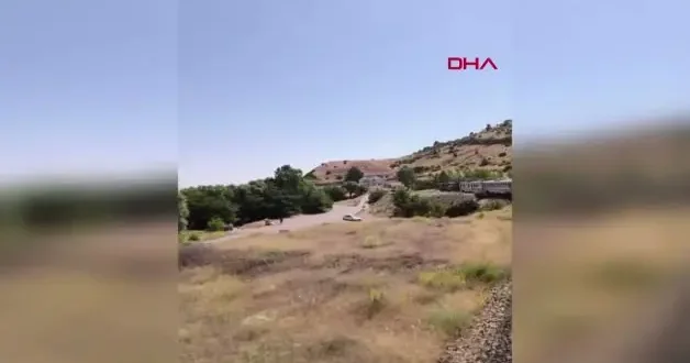 Elazığ’da yolcu treninin, otomobile çarptığı anlar kamerada