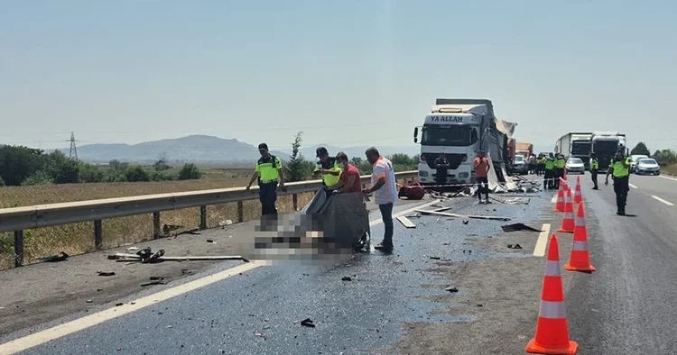 Adana da otoyolda feci kaza: Arızalanan TIR ını tamir etmek isterken can verdi