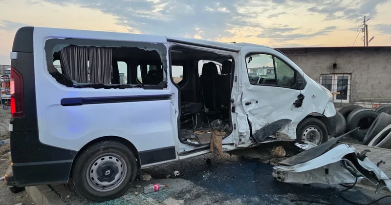 Batman da iki minibüsün çarpışmasında 9 kişi yaralandı Sözcü Gazetesi