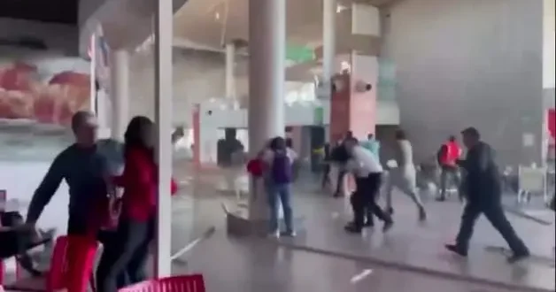 Depreme havalimanında yakalandılar! Tavan üstlerine çöktü, o anlar kamerada