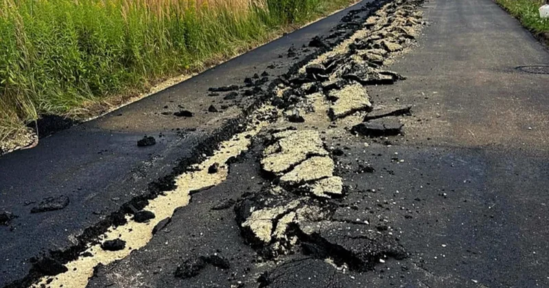 Tarlamdan geçiyor diyerek yeni yapılan asfaltı parçaladı Sözcü Gazetesi