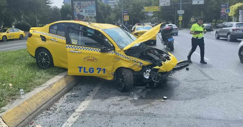 Bakırköy’de ticari taksi ve otomobil çarpıştı: 1 yaralı