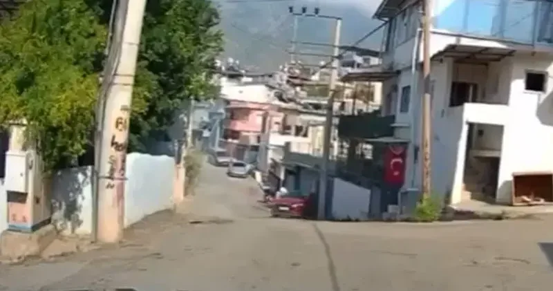 Sürücüsünün yol vermek için geri manevra yaptığı otomobil duvara çarptı; kaza kamerada
