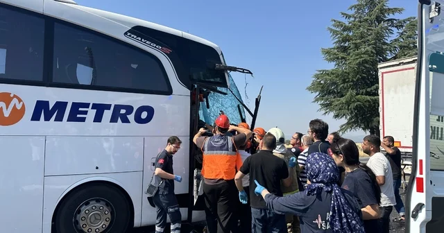 Uşak ta yolcu otobüsünün kamyona arkadan çarptığı kazada ağır yaralanan muavin hayatını kaybetti Uşak Haberleri Habertürk Yerel Haberler