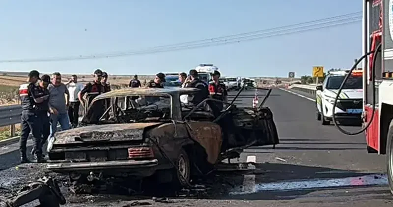 İki otomobilin çarpıştığı kazada araçlardan birinde yangın çıktı: 1 ölü, 2 yaralı