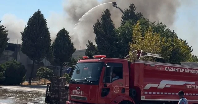Gaziantep teki fabrika yangını söndürüldü Sabah saatlerinde çıkan yangın 39 araç ve 81 personelle 12 saatlik müdahale sonucu söndürüldü Gaziantep Haberleri Habertürk Yerel Haberler