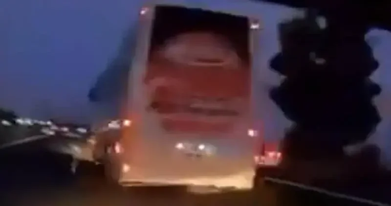 Otobüs aniden şerit değiştirdi, kaza yapan otomobildekilerin yaşadığı korku kameraya yansıdı