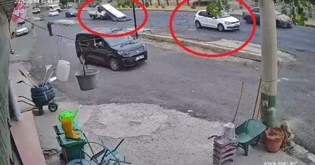 Sürücüsünün ani fren yaptığı kamyonetteki demirler yola saçıldı; o anlar kamerada Diyarbakır Haberleri Habertürk Yerel Haberler