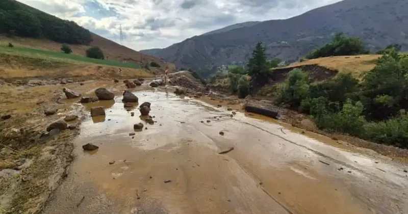 İki ilçeyi birbirine bağlayan kara yolu kapandı! Çok sayıda ekip bölgede
