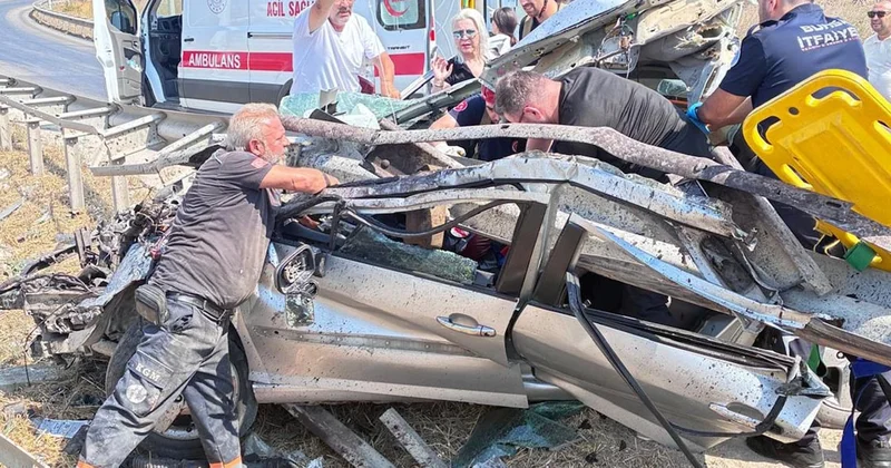 Bursa’da feci kaza: Bariyerlere çarpan otomobil demir yığınına döndü Sözcü Gazetesi