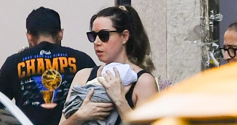Yeni doğum yapan Aubrey Plaza ilk kez bebeğiyle görüldü
